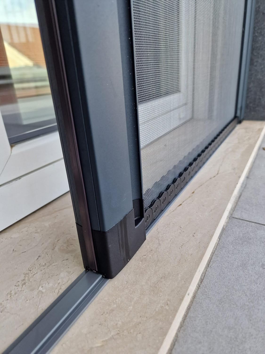 Zanzariera NEW JOLLY Pratika Plastik2 - Laterale per Porte Finestre, Senza Barriere, Guida Bassa 5mm, Carrarmato Chiuso Anti-sporco - Diversi Colori- Su Misura